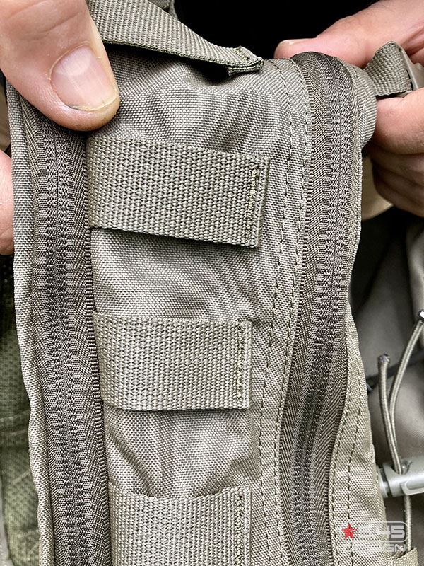 На боковых частях и внизу рюкзака пришиты стропы, образующие интерфейс MOLLE